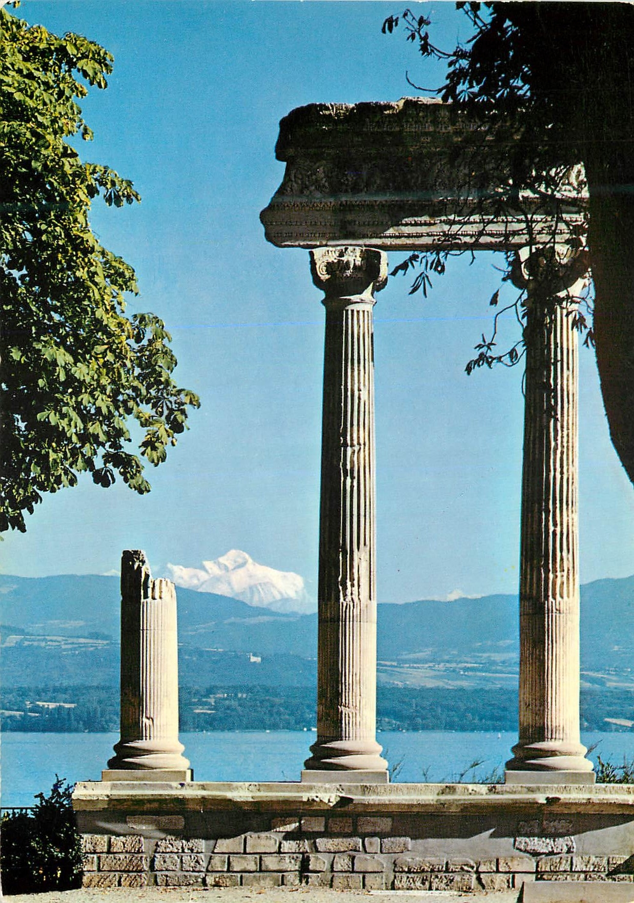 CPM Nyon Les colonnes romaines et le Mont Blanc Romische Saulen und Mont Blanc Le colonne romane e il Monte Blanco Nyon 