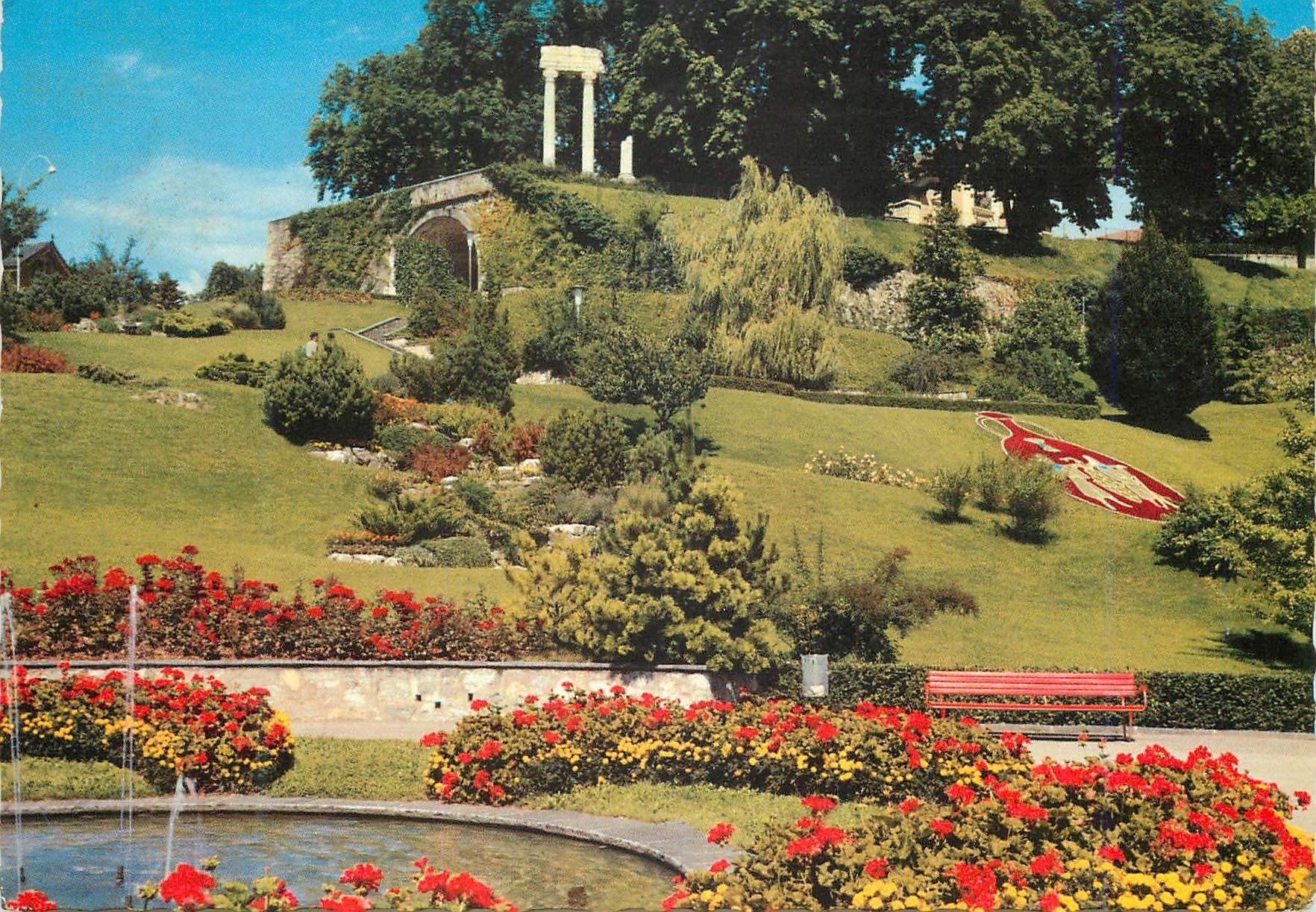CPM Nyon Le Jardin de Bourg de Rive et les colonnes romaines Des Bourg de Rive Garten und die romischen Sculen Il Giardi