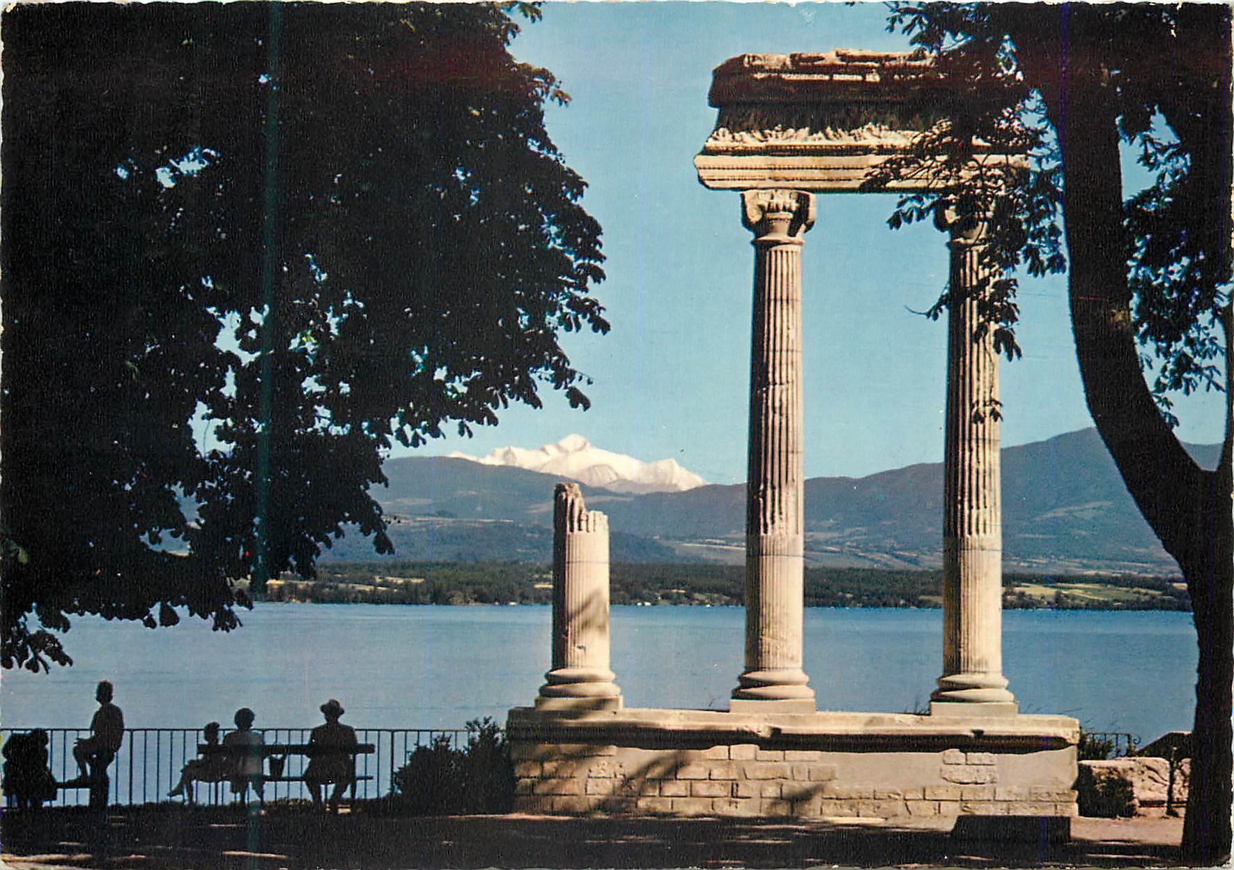 CPM Nyon La Colonnade Romaine et le Mont Blanc Iris Mexichrome Reproduction interdite Republique Francaise