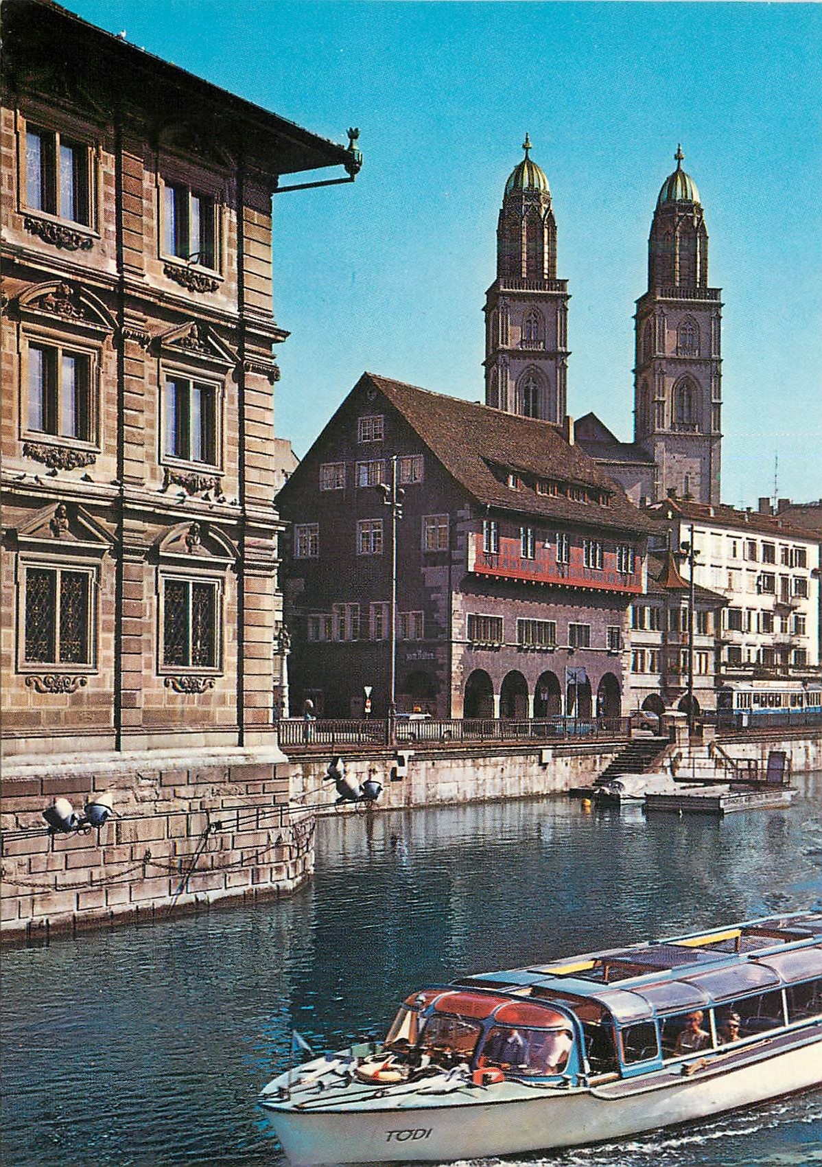 CPM Zurich Blick auf Rathaus Zunfthauser und Grossmunster