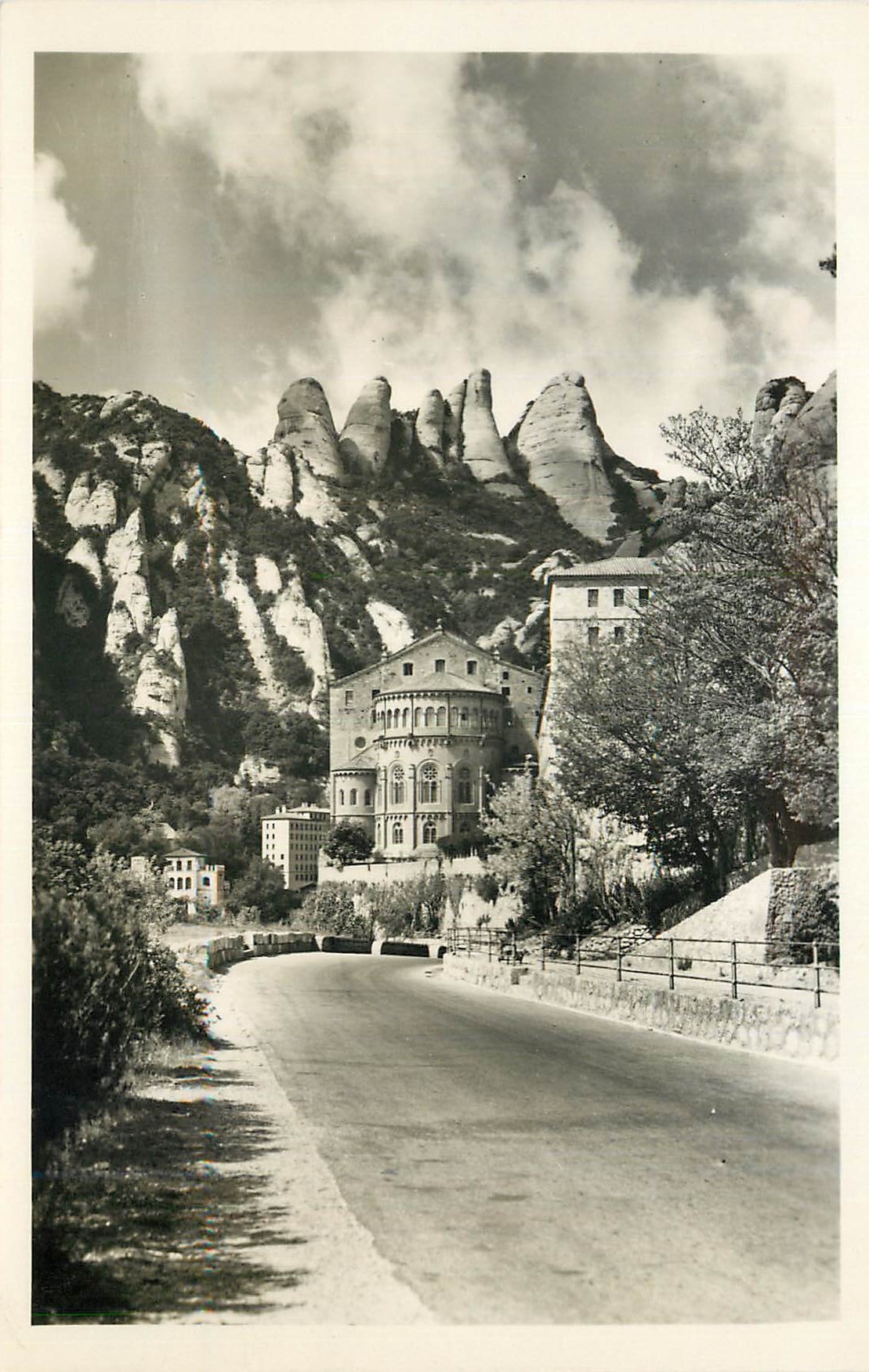 CPM Montserrat Abside de la Basilica y picus de Sta Magdalena
