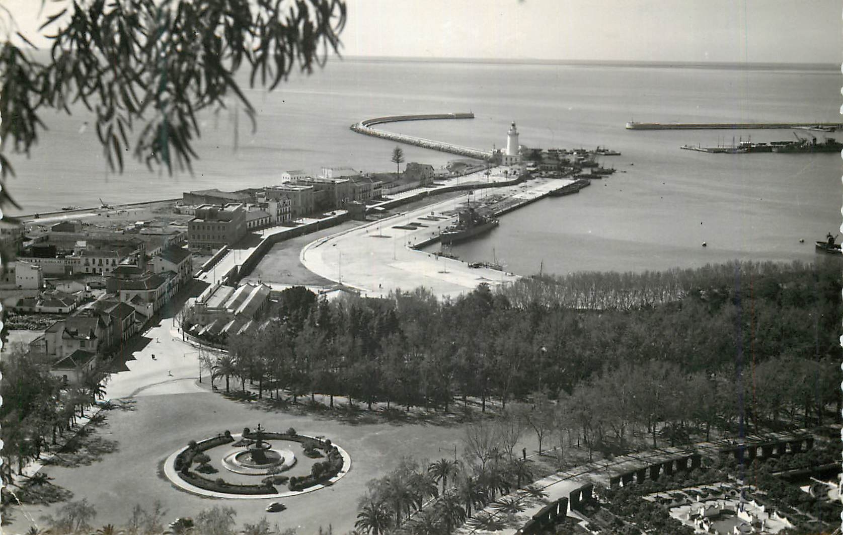 CPM Malaga Vista parcial del Puerto desde Gibrafaro Foto D Cortes Prohibida la reproduccion