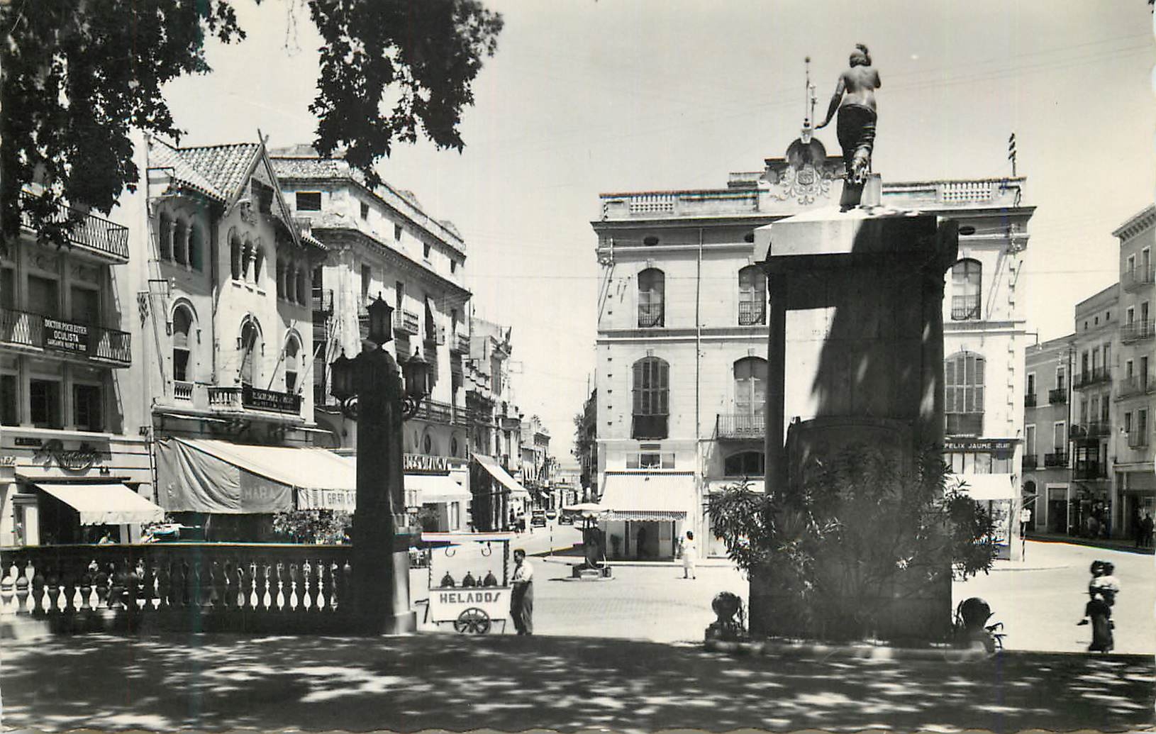 CPM Figueras Gerona Monumento y calle a Monturiol Ediciones Garcia Garabella Zaragosa Prohibida la reproduccion