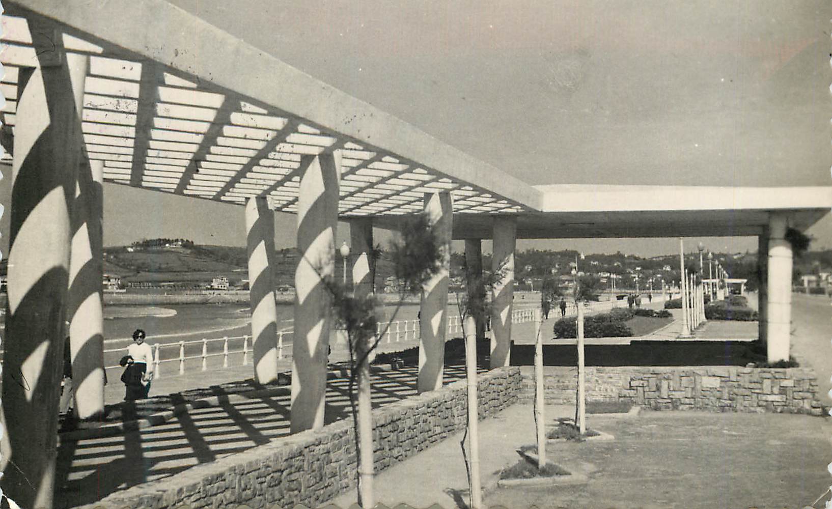 CPM Gijon Pergola del Paseo La Victoria Pergola du promenade de la Victoire Juan Lavilla Distribuidor Dindurra Gijon