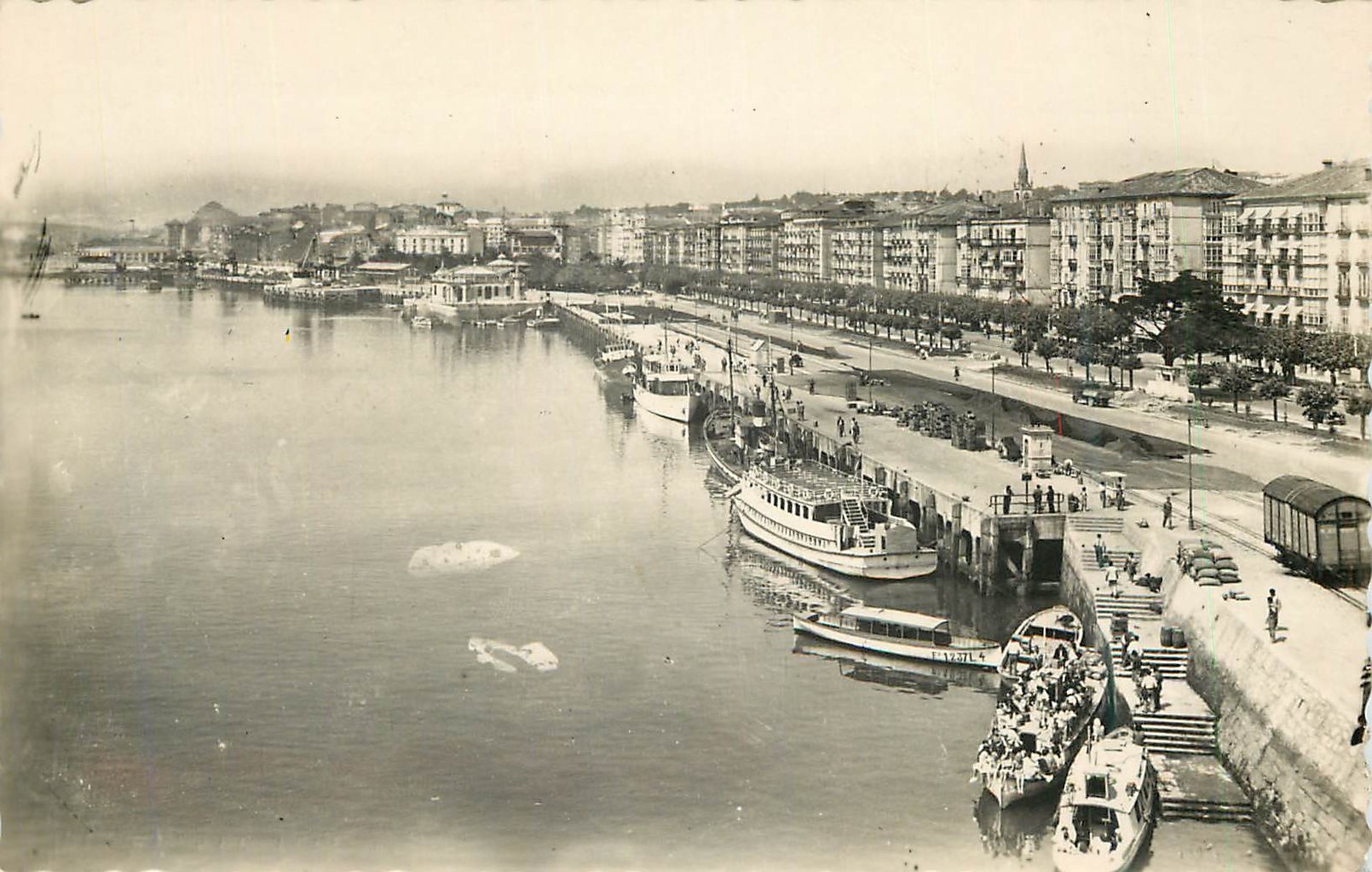 CPM Santander Bahia Alfondo paseo de Pereda Le Baie Au fond Promenade de Lareda Bateaux