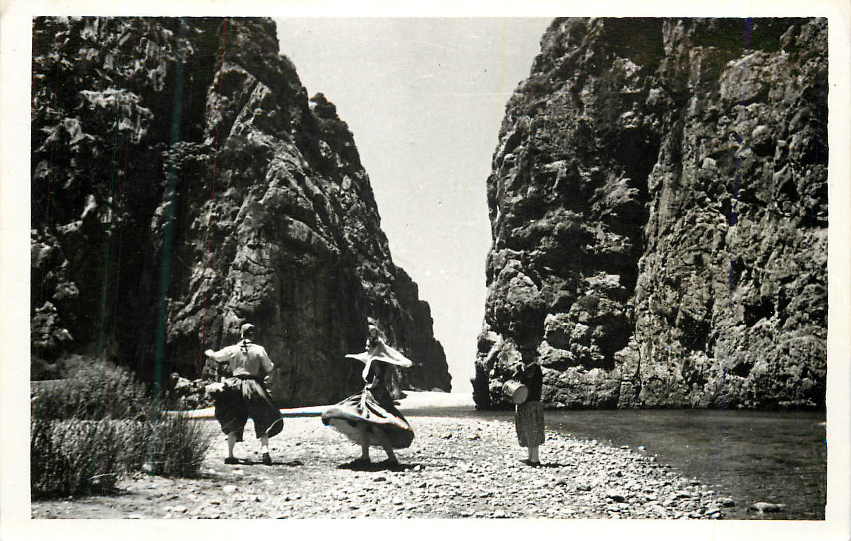 Gorges de la Selva — trois personnes près d'un cours d'eau — Aires de Montanya, Palma de Mallorca