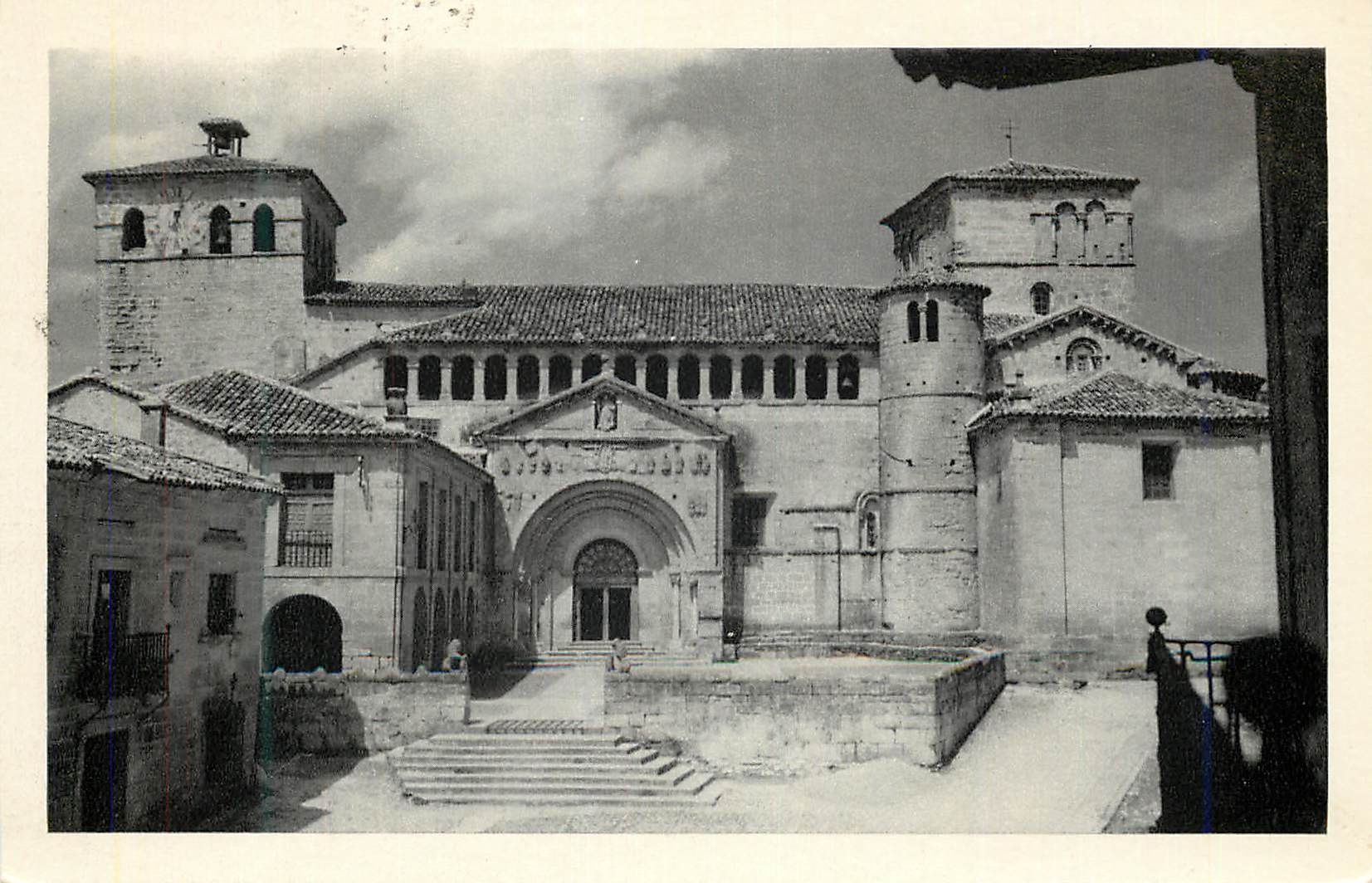 CPM Santillana Del Mar Real a Insigne Colegiata Viloria F Navarro  Es propiedad Prohibida la reproduccion Espana