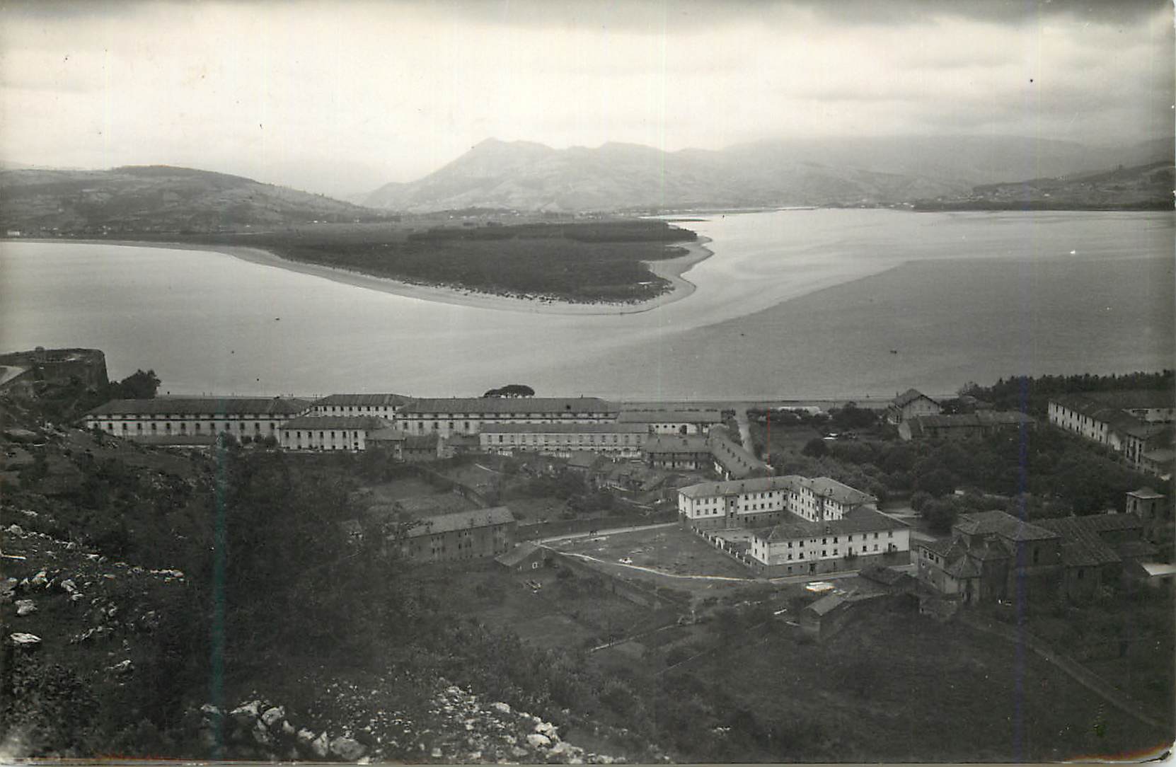 CPM Santona Cuarteles y Bahia Les Casernes et un aspect de la Baie 22 Sept Santander Editions Melendez
