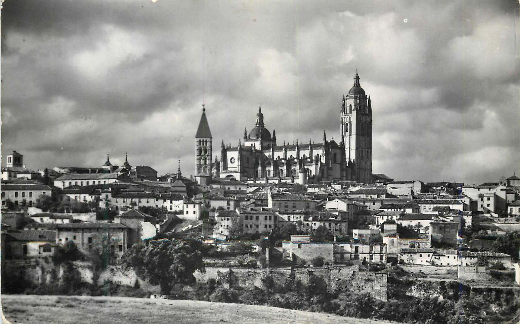 CPM Segovia La Cathedrale Dominguez Madrid Foto J Ceballero Espana Reproduccion prohibida