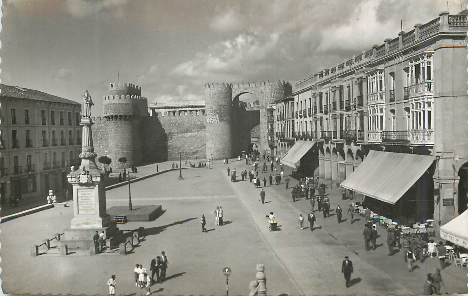 CPM Avila Plaza de Santa Teresa de Jesus Place de Sainte Therese de Jesus Tarjeta Postal Impreso en Espana Ediciones Gar