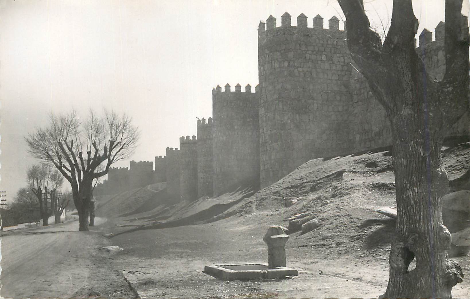 CPM Avila Muraillas Murailles Terjeta Postal Ediciones Garcia Garabella Zaragoza Prohibida reproduccion
