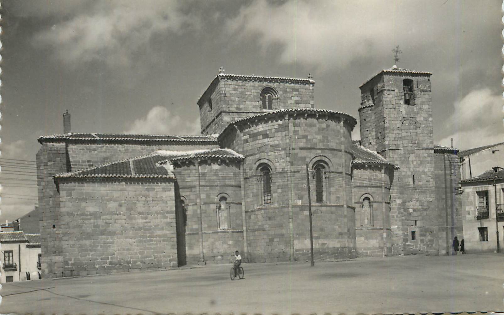 CPM Avila Abside y torre de la Iglesia se San Pedro romanico Abside et clocher de l eglise de Saint Piere Tarjeta Postal