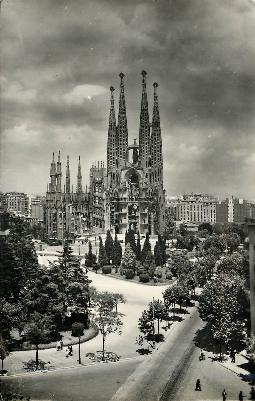 CPM Barcelona Serie Plaza de la Sagrada Familia La Place de la Sainte Famille Plaiz der Heiligen Familie Foto J Ceballer