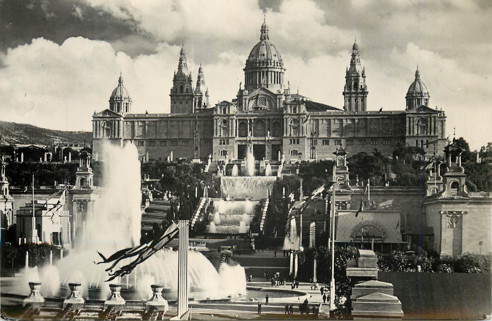 CPM Barcelona Palacio National y Fuente Monumental Le Palais National et la Fontaine Monumental Tarjeta Postal