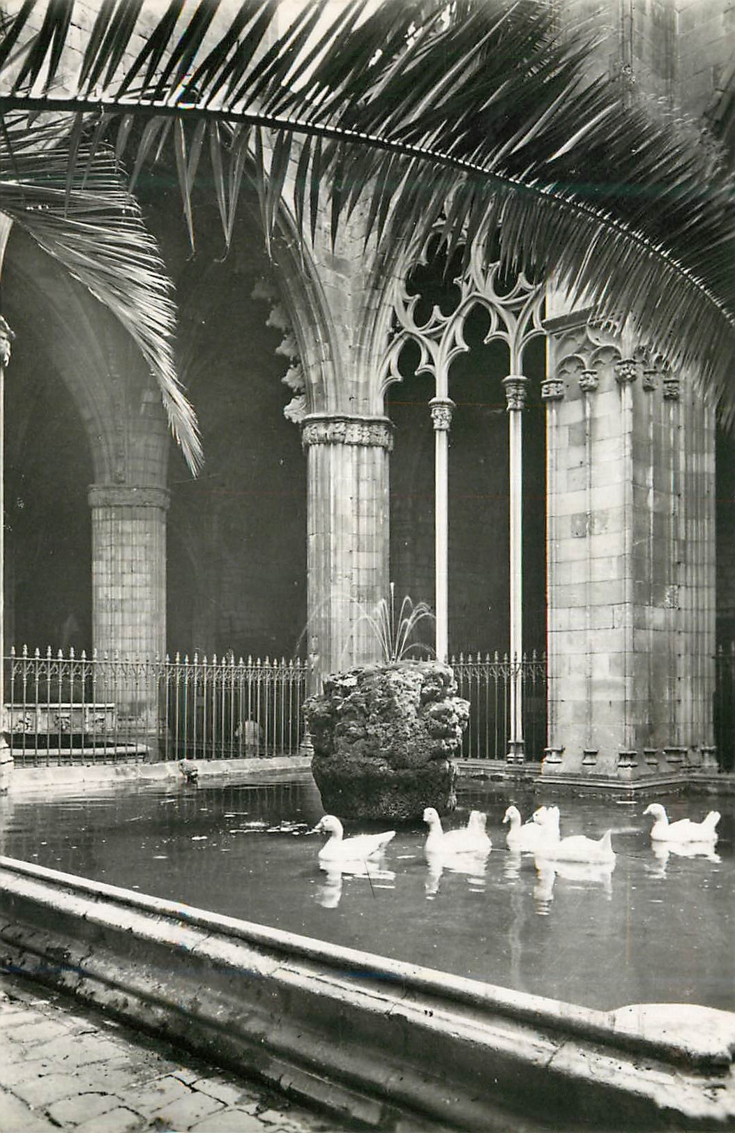 CPM Barcelona Catedral Claustro y ocas Espana Correos