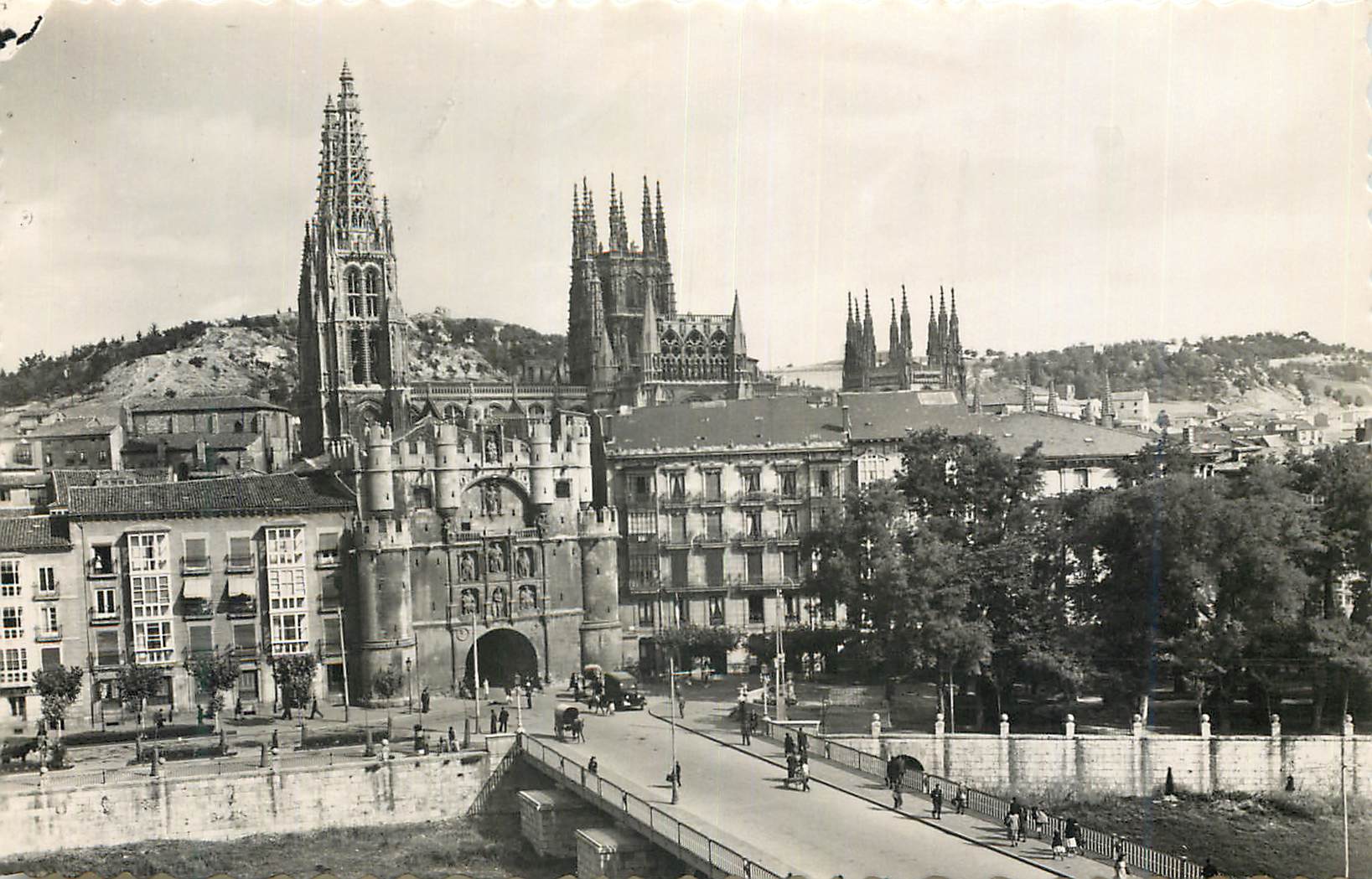 CPM Burgos Puente y Arco de Santa Maria Point et Arc de la Sainte Vierge Ediciones Garcia Garabella Prohibida la reprodu