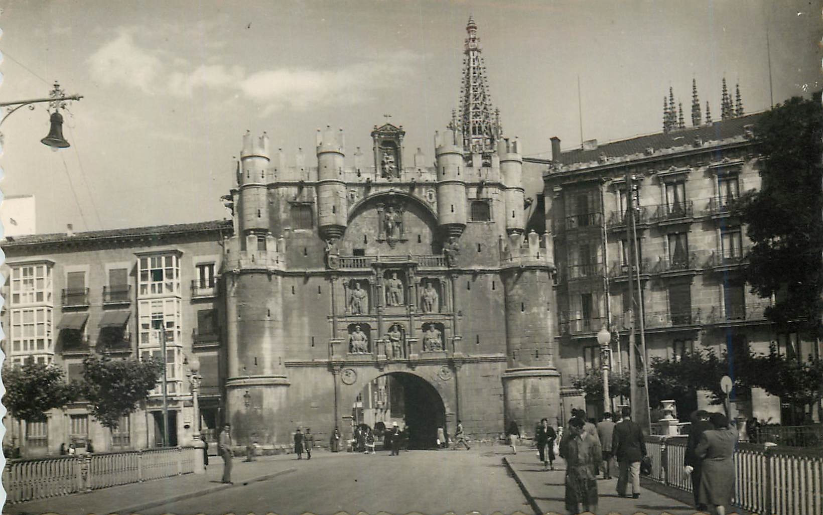 CPM Burgos Arco y puene de Santa Maria Arc et point de la Sainte Vierge Ediciones Garcia Garabella Prohibida la reproduc