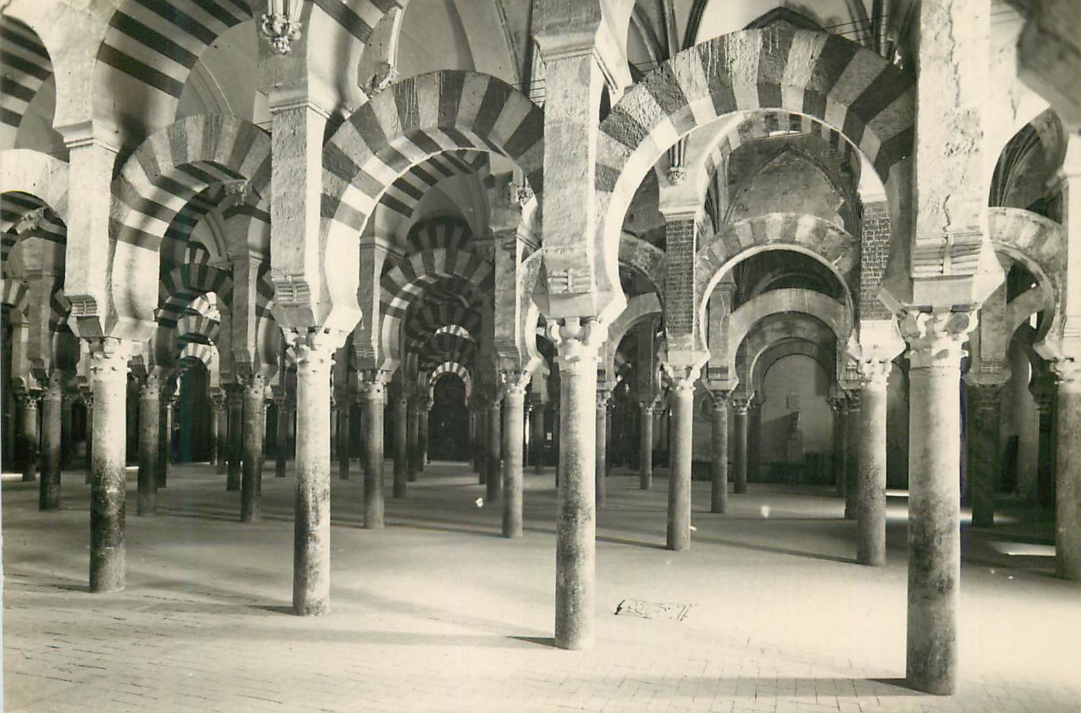 CPM Cordoba Mezquita Laberinto Columnas Masquee Labyrinthe de Colonnes Terjeta Postal Ediciones Delflor Zaragoza Prohibi