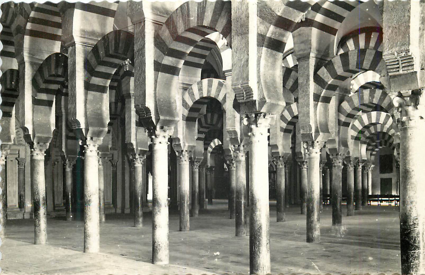 CPM Cordoba Laberinto de columnas Labyrinthe de colonnes Ed Aisa