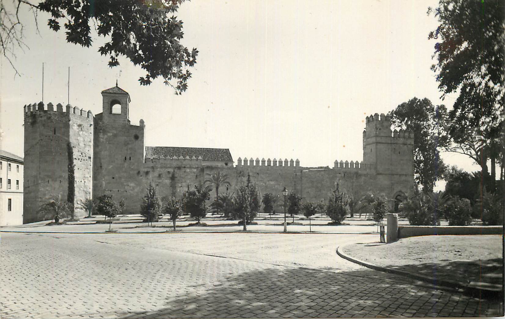 CPM Cordoba Jardines y Alcazar Jardins et Alcazar Ediciones Delfor Zaragoza Prohibida la reproduccion