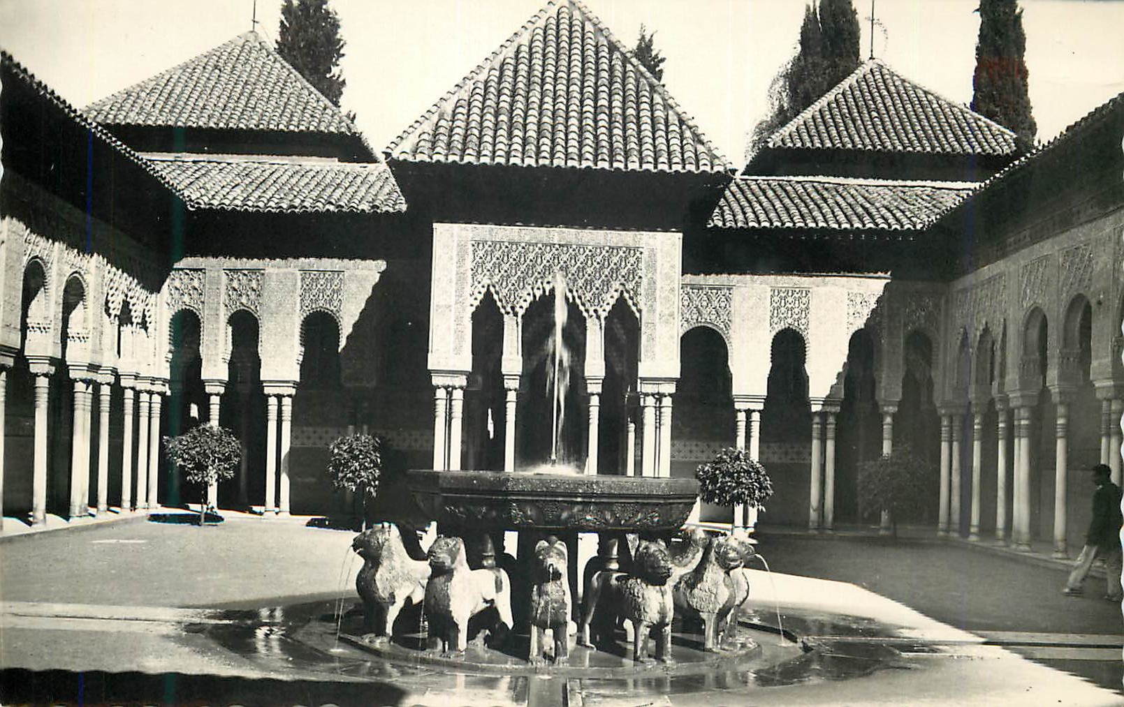 CPM Granada Alhambra Patio de los Leones Alhambra La Cour des Lions Ediciones Arribas Zaragoza Prohibida la reproduccion