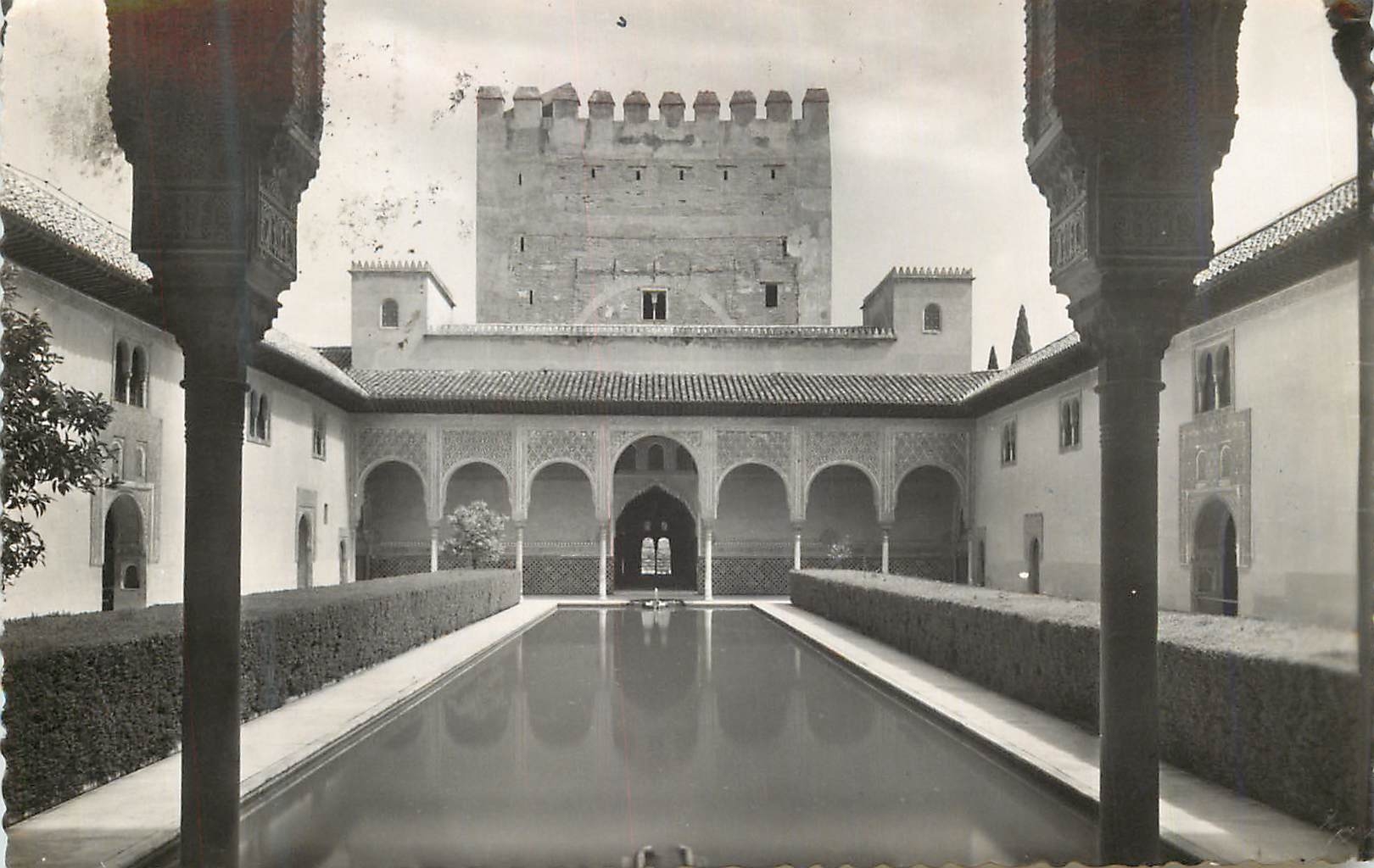 CPM Granada La Alhambra Patio y Torre de Comares L Alhambra cour et Tour de Comares Ediciones Garcia Garabella Prohibida