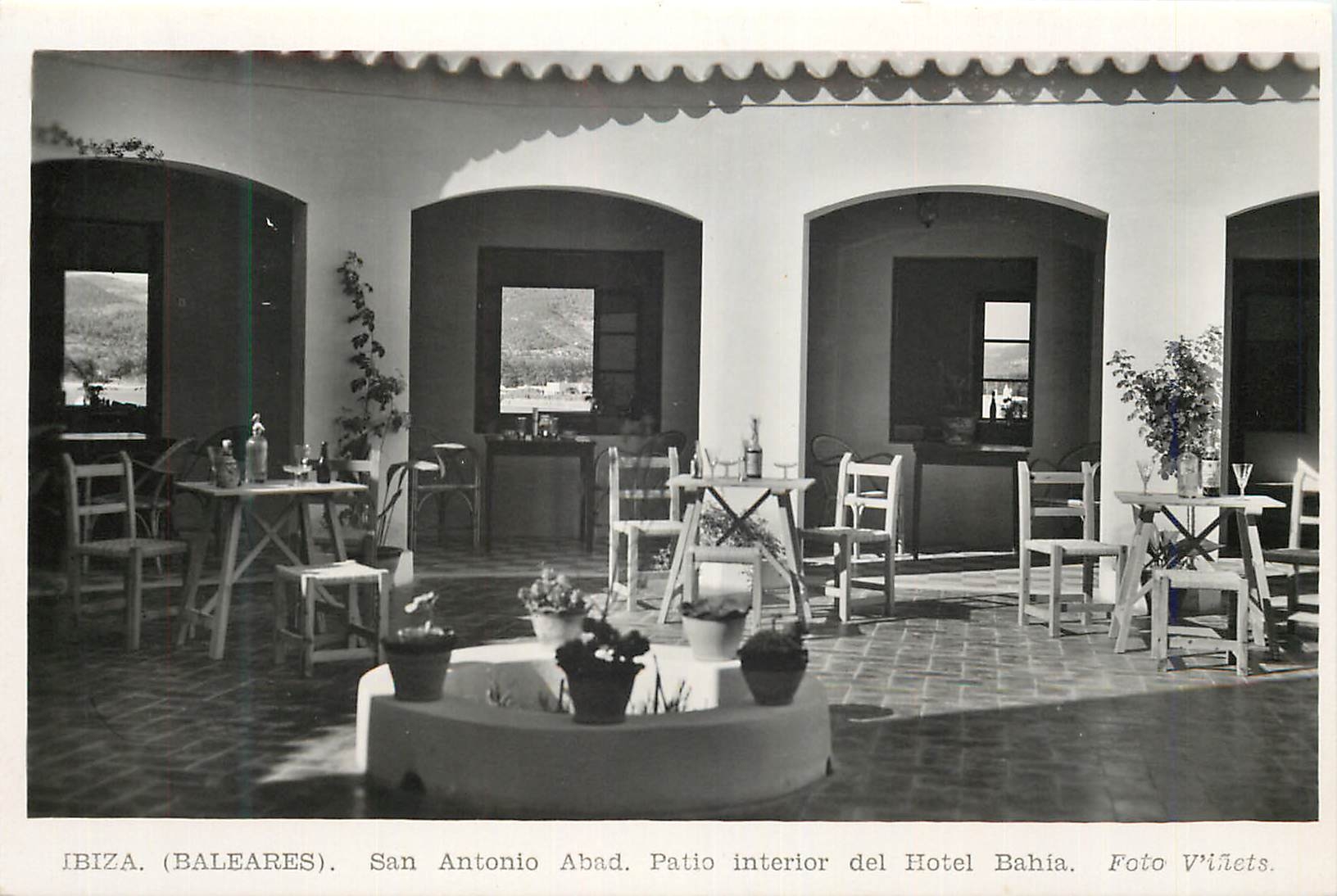 Ibiza (Balears). San Antonio Abad. Patio intérieur de l'Hotel Bahía — Photo Viñets.