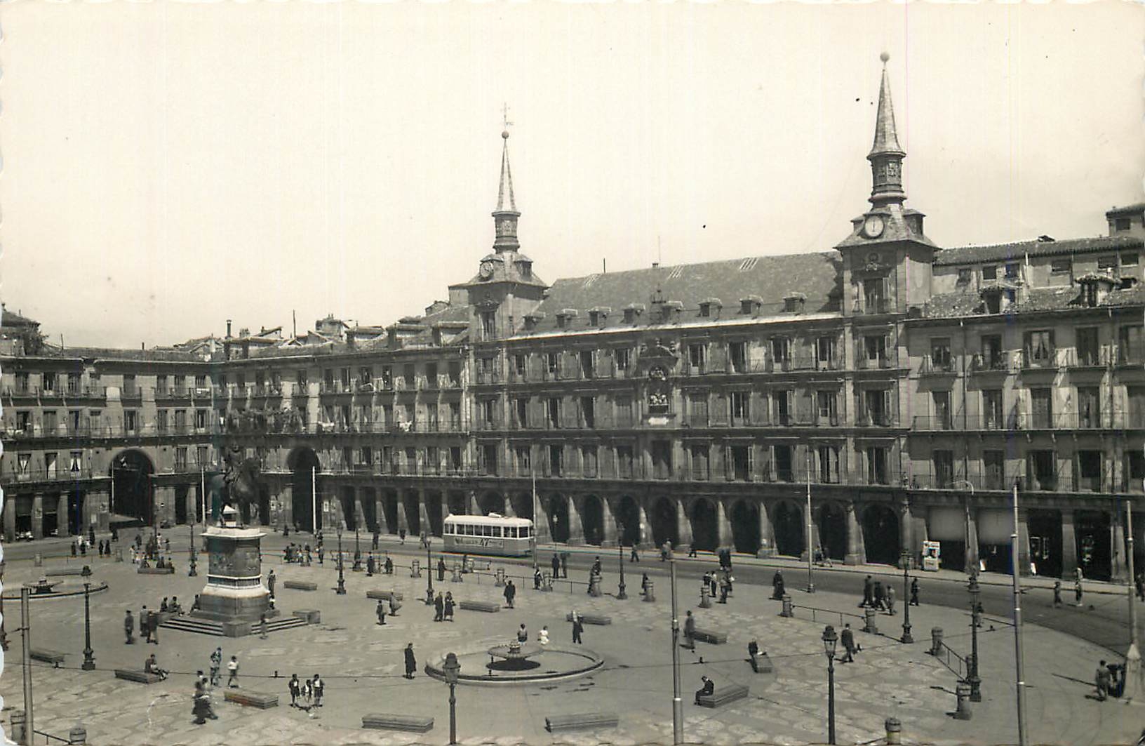 CPM Madrid Plaza Mayor Tarjeta Postal Ediciones Garcia Garabella Zaragosa Prohibida la reproduccion