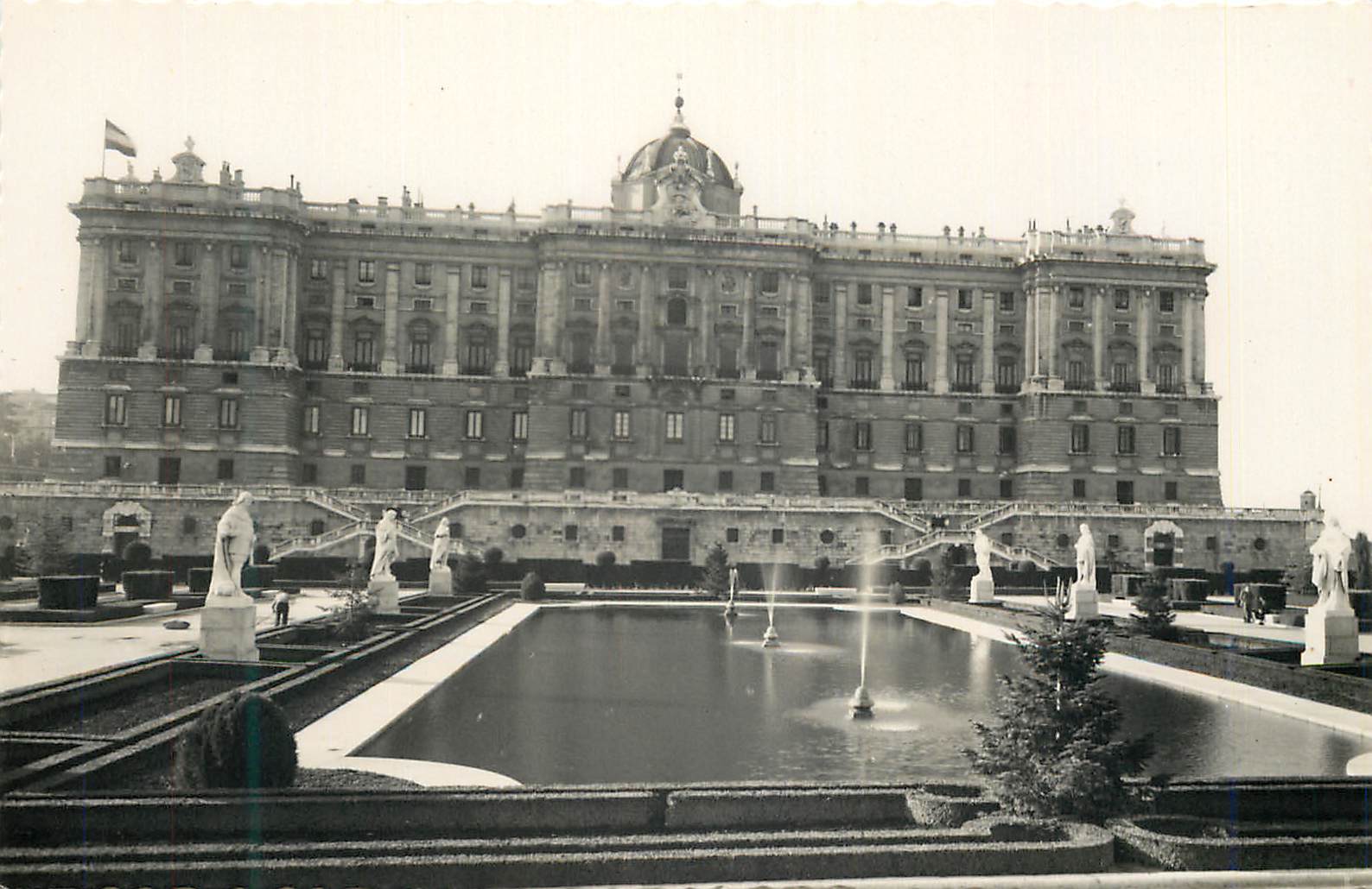 CPM Madrid Palacio y Nuevos Jardines Terjeta Posta Dominguez