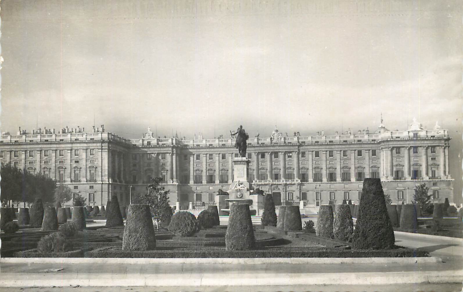 CPM Madrid Palacio Nacional y Jardines de la Plaza de Oriente Palais National et Jardins la Place d Orient Dominguez Tar