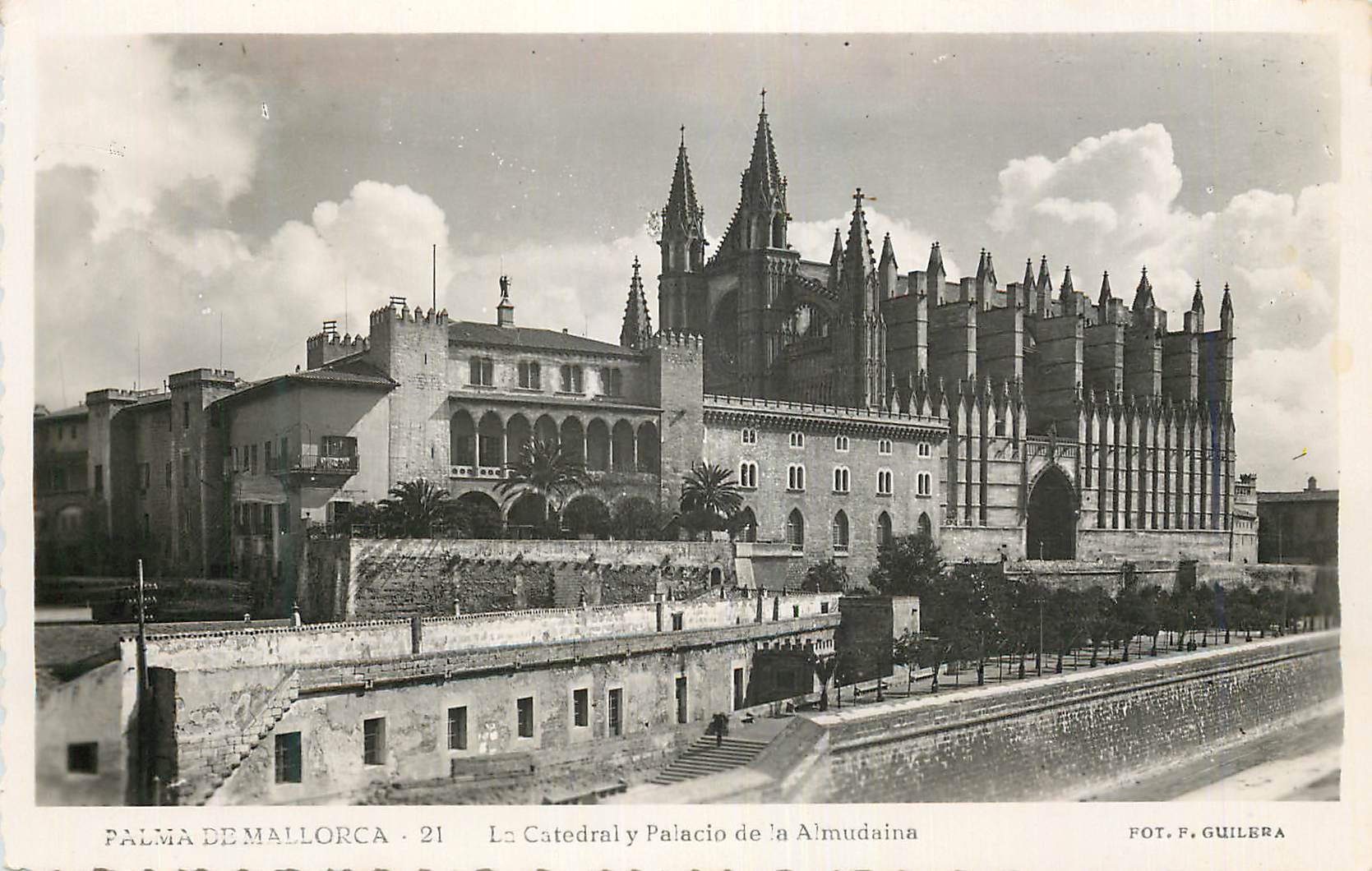 CPM Palma de Mallorca La Catedral y Palacio de la Almudaina Fot F Guilera Fot Edit Grafica F Guilera Barcelona Reproducc