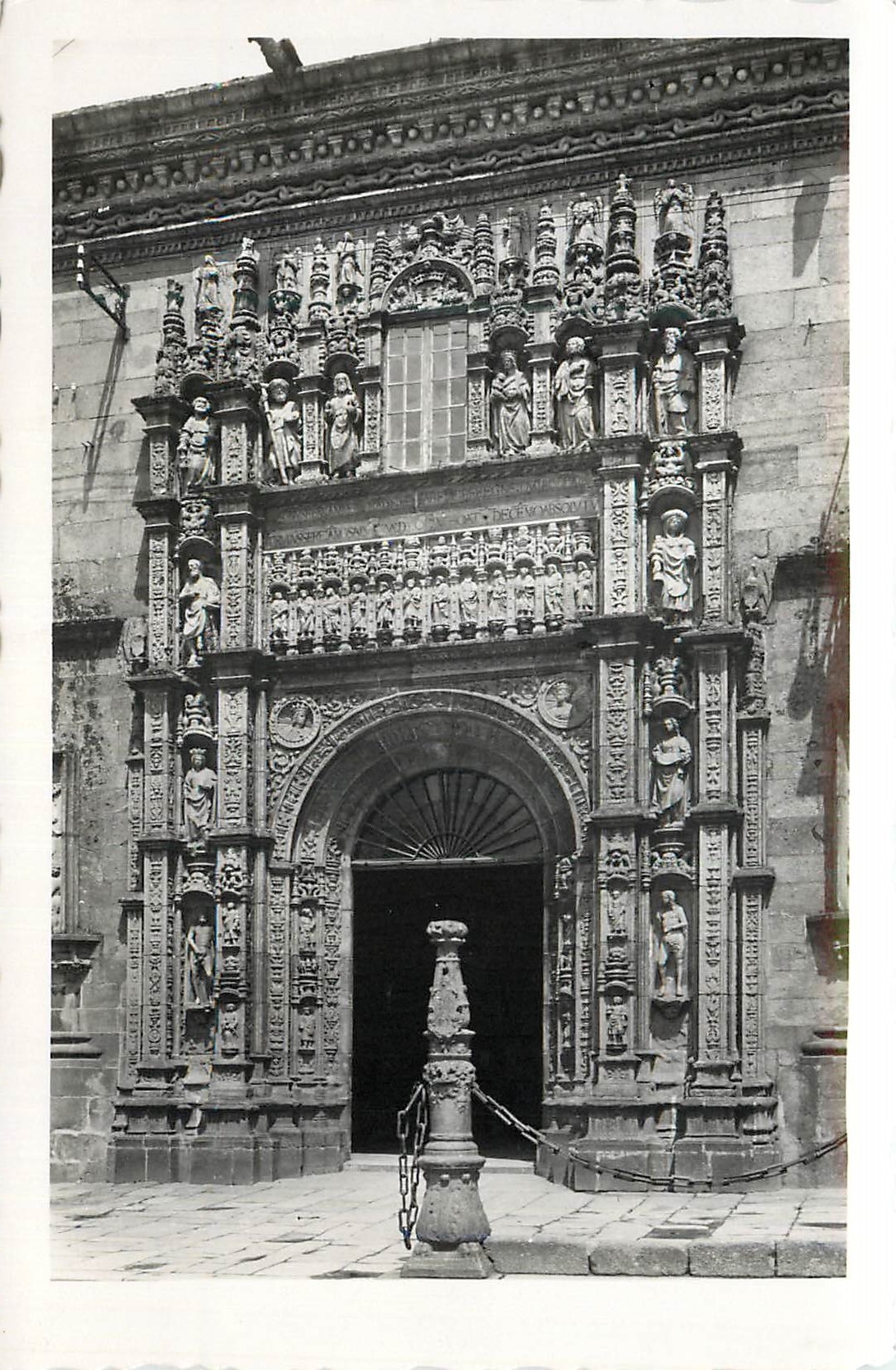 CPA Santiago de Compostela Portada del Hospital Real Portail de l Hospital Royal Ediciones Arribas Zaragoza Prohibida re