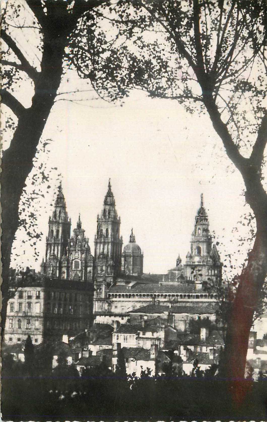 CPA Santiago Vista de la Catedral Vue de la Cathedrale Heloipia Artistica Espanola Madrid