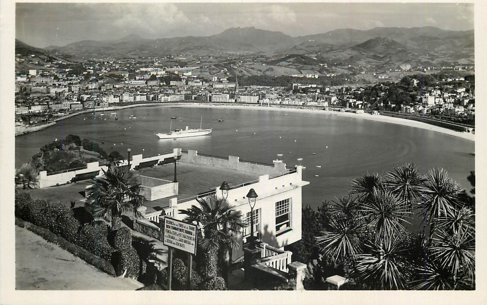 CPA San Sebastian Vista desde Igueldo Foto Galarza San Sebastian Prohibida la reproduccion