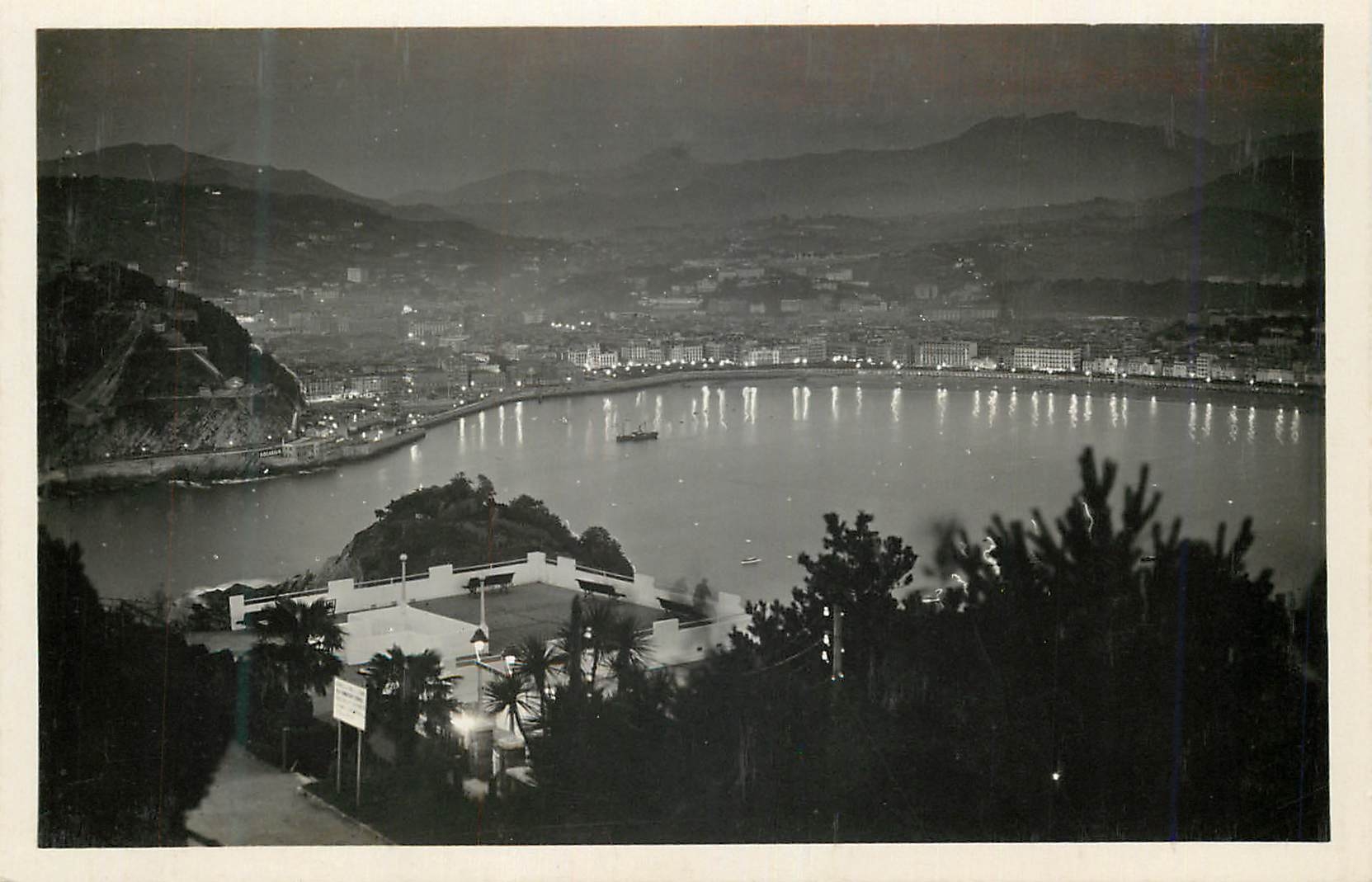 CPA San Sebastian Vista de noche desde Igualdo Foto Galarza San Sebastian Prohibida la reproduccion