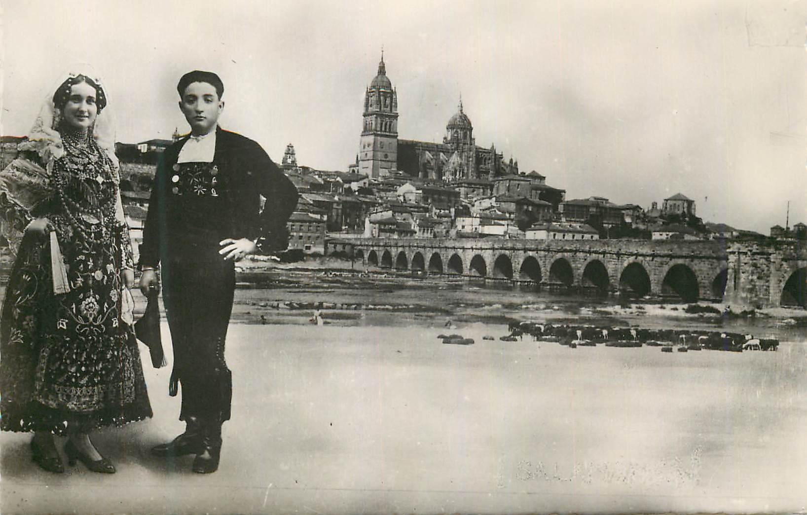 Salamanca — Paar Charros und allgemeine Ansicht — Heliotipia Artística Española, Madrid