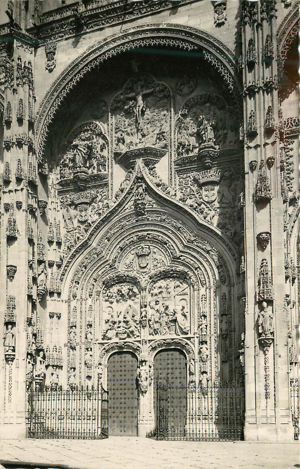 CPA Salamanca Portada principal de la Catedral Cathedrale Portail Ediciones Arribas Zaragoza Prohibida la reproduccion