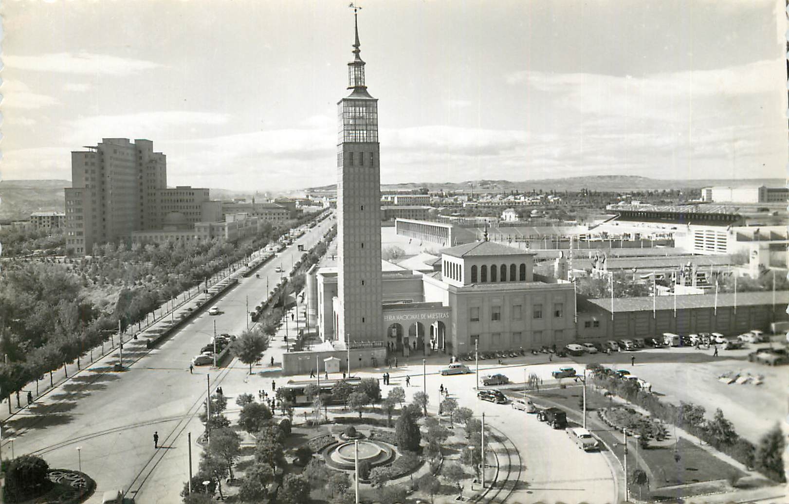 CPA Zaragoza Feria de Muestras y Paseo Isabel la Catolica Prohibida la reproduccion Ediciones Sicilia Zaragoza