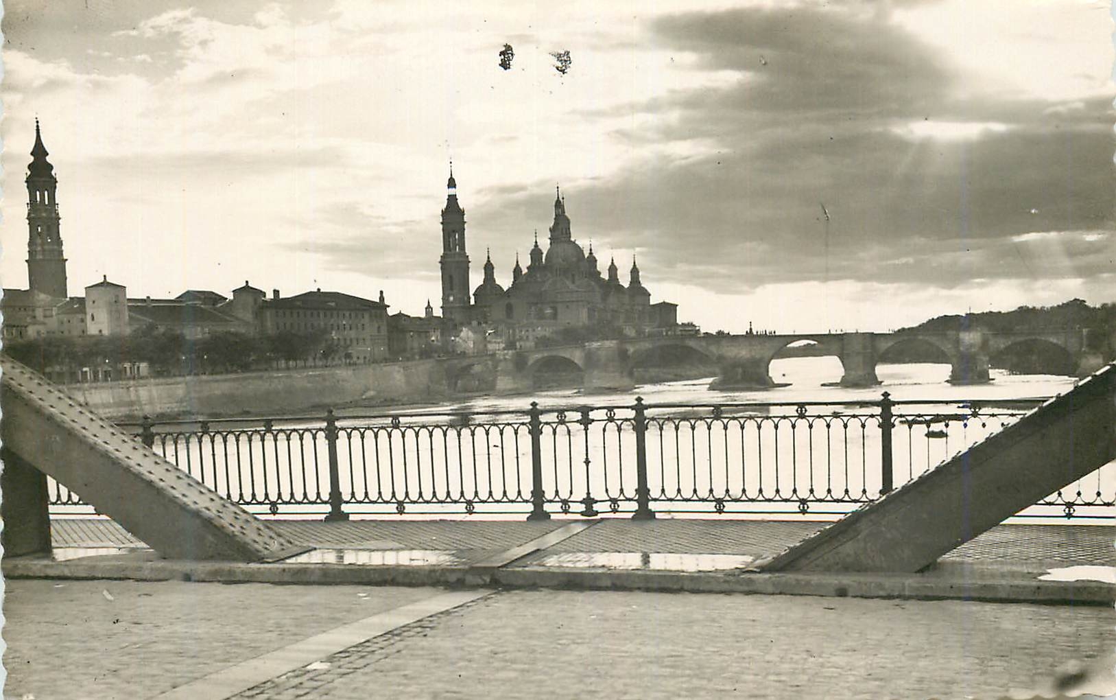 CPA Zaragoza Puente de Piedra visto des de el Puente del Pilar Pont de Pierre vu des le Pont de El Pilar Ediciones Garci