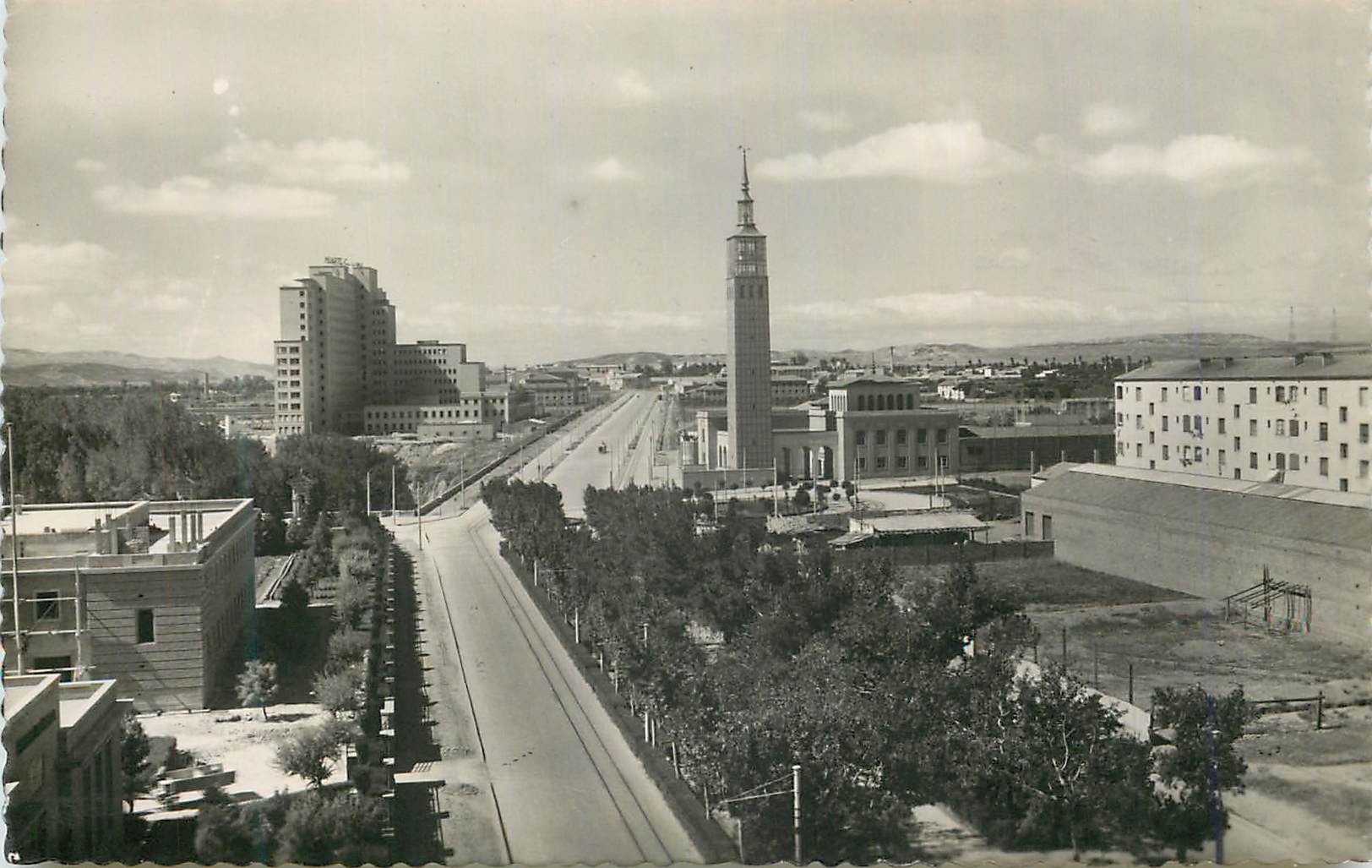 CPA Zaragoza Panoramica de las Avenidas Fernando El Catolico e Isabel Vue panoramique des Avenues de Ferdinand Le Cathol