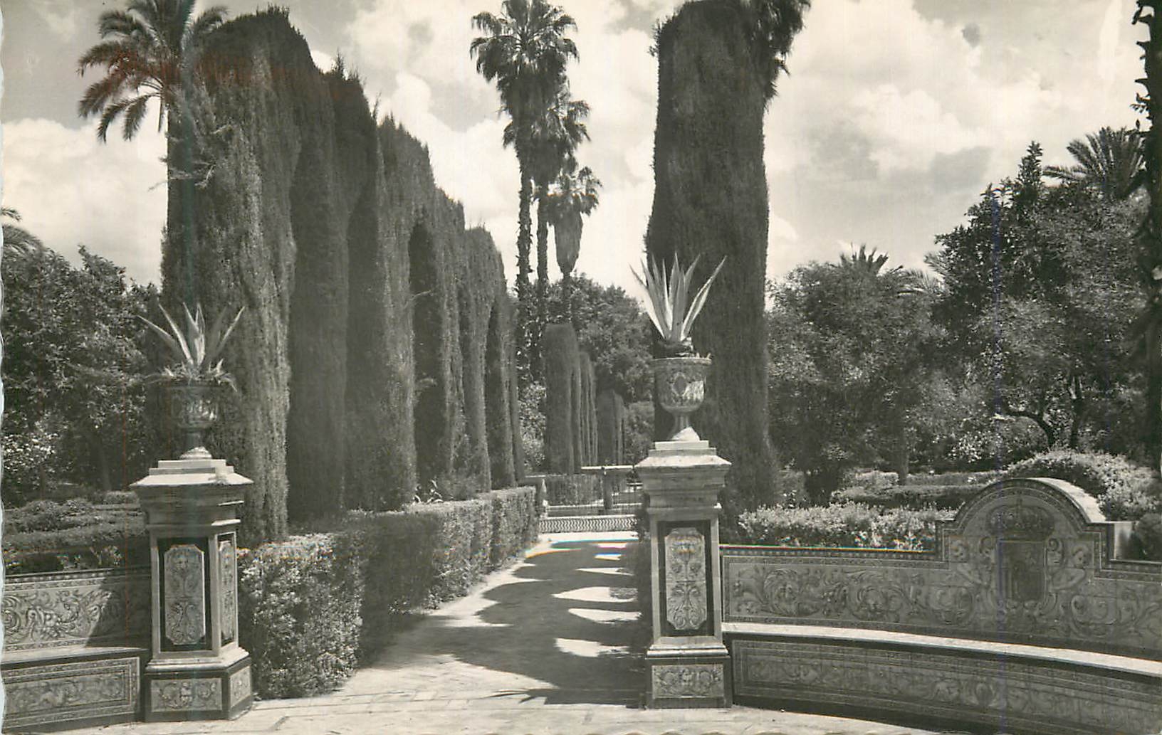 CPA Sevilla Reales Alcazares Jardines Seville Palais Royaux Jardins Ediciones Garcia Garabella Zaragoza Prohibida la rep