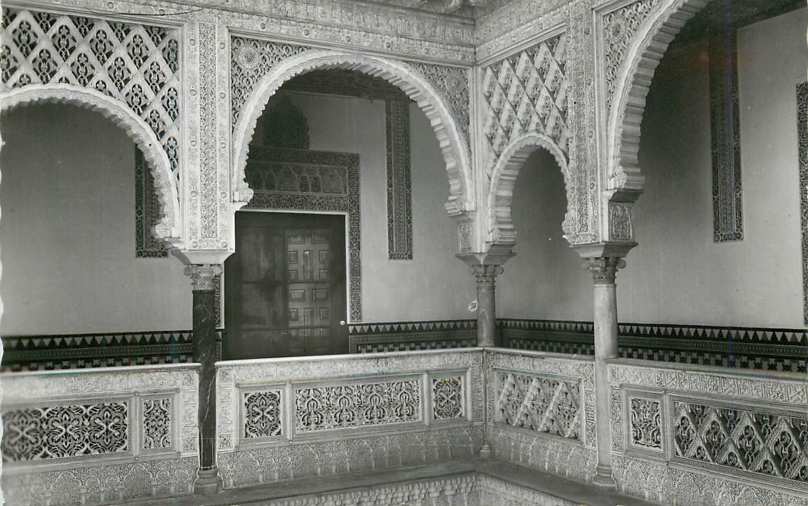 CPM Sevilla Reales Alcazares Patio de las Munecas Galeria alta Seville Palais Royaux Cour des Poupes Galerie Ediciones G