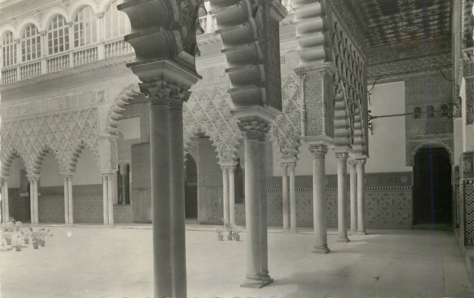CPM Sevilla Reales Alcazares Patio de las Doncaha Ediciones Garcia Garabella Zaragoza Prohibida la reproduccion Tarjeta 