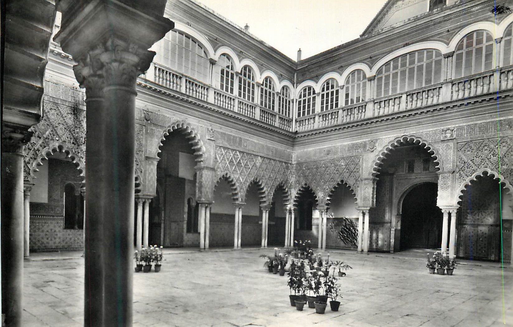 CPM Sevilla Alcazar Patio de las Doncellas Alcazar Royal Cour des Jeunes Femmes Heliotipia Artistica Espanola Madrid Dep