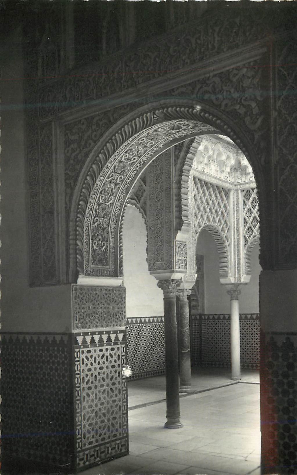 CPM Sevilla Reales Alcazares Patio de las Munecas Seville Palais Royaux Cour des Poupes Garcia Garabella y Espana Zarago