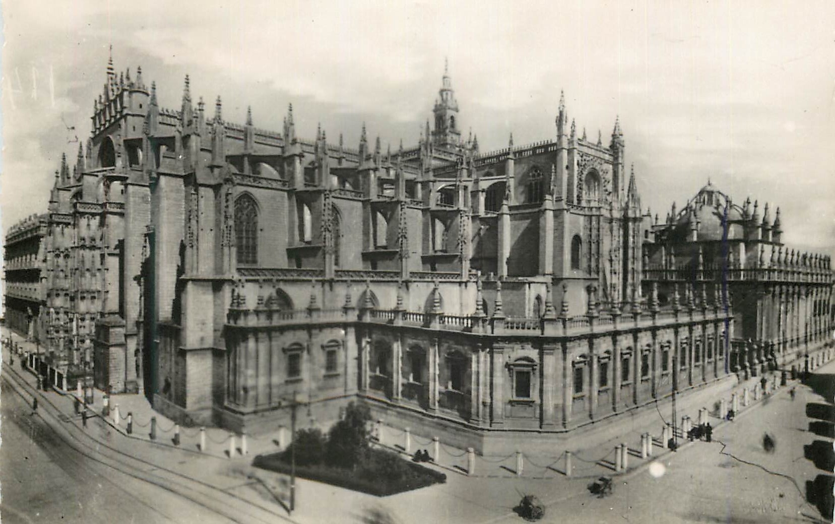 CPM Sevilla Vista general de la Catedral Heliotipia Artistica Espanola Madrid