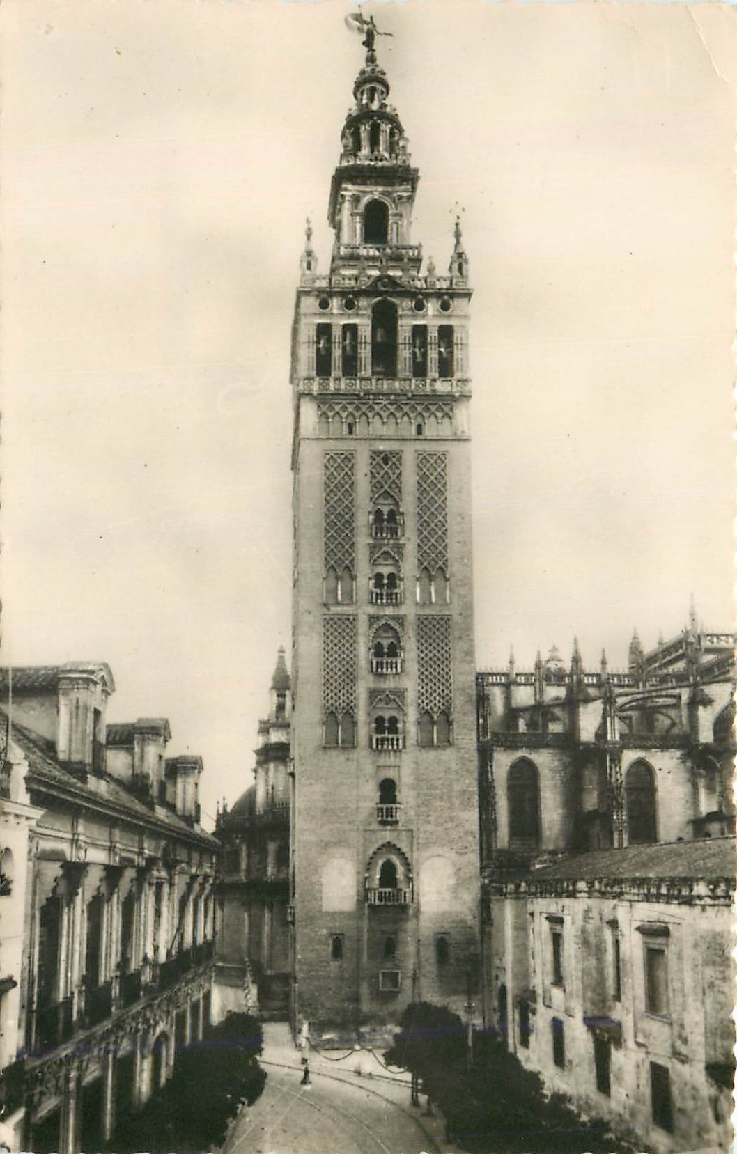 CPM Sevilla La Giralda la Giralda Heliotipia Artistica Espanola Madrid