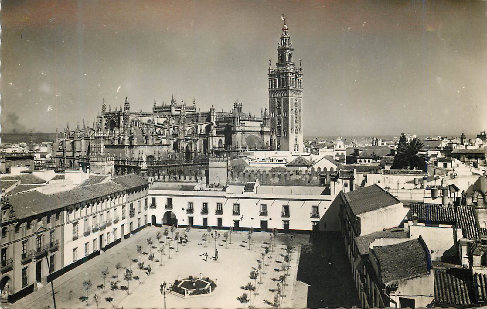 CPM Sevilla Patio de Banderas Catedral Cour de Bannieres et Cathedrale Ediciones Arribas Zaragoza Prohibida la reproducc