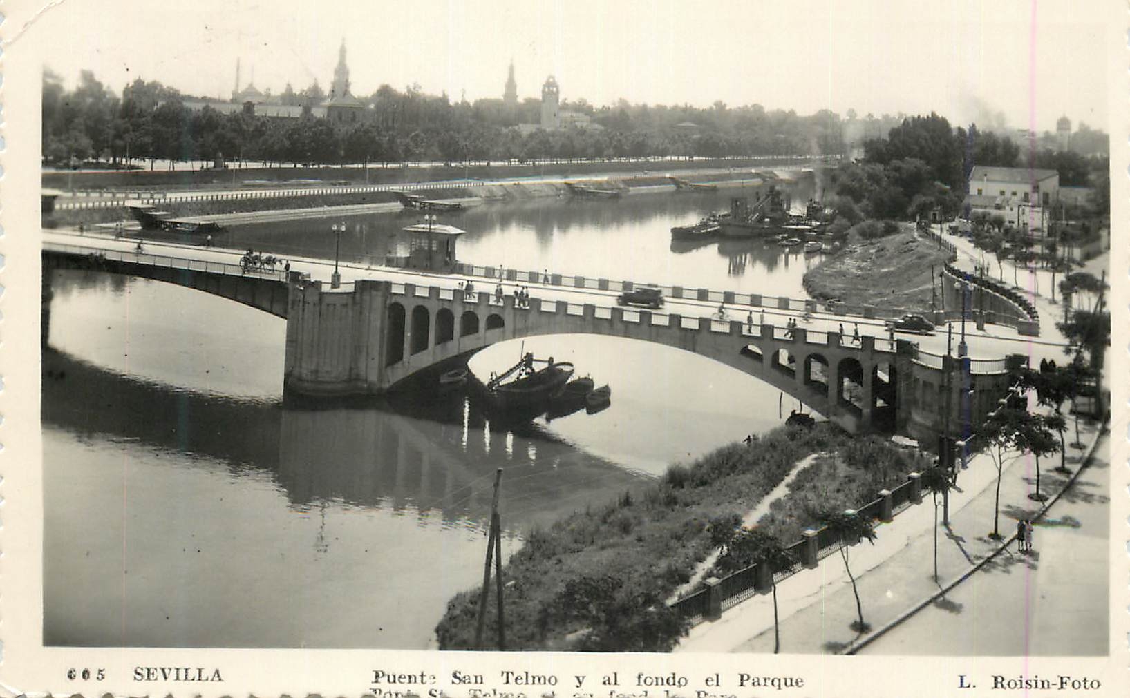 CPM Sevilla Puente San Telmo y al fondo el Parque L Roisin Foto Correo 12 Ago 56 Sevilla