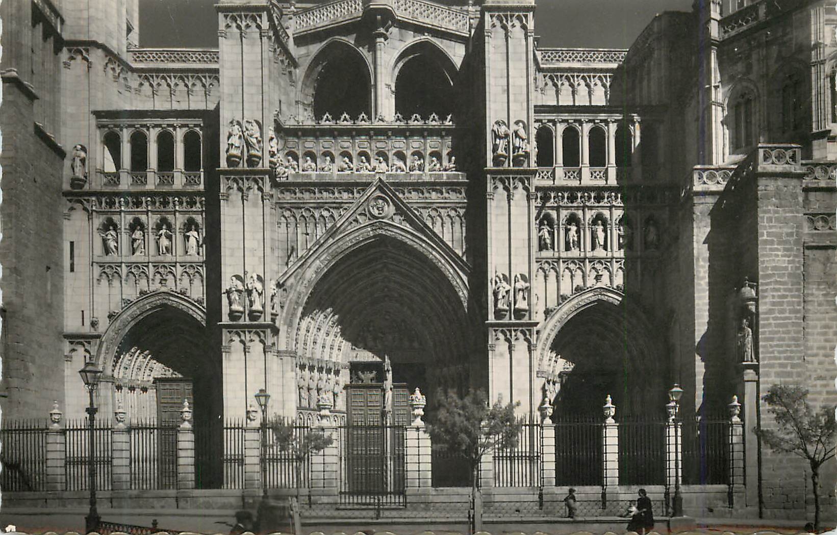 CPM Toledo Catedral Puerta principal Cathedrale Porte principale Ediciones Garcia Garabella Zaragoza Prohibida la reprod